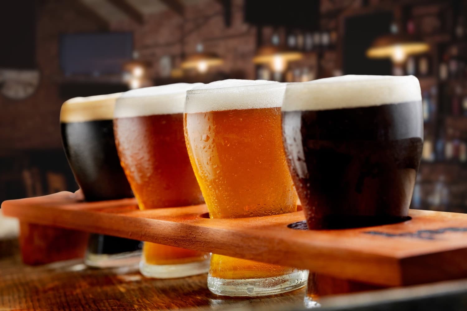 verschiedene Biere auf einem Tresen