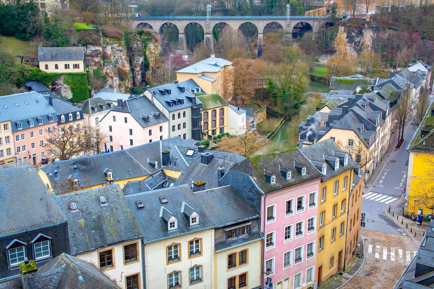 Traditionelle und farbenfrohe Architektur der Église Saint-Jean-du-Grund Kathedrale in der Altstadt von Luxemburg.
