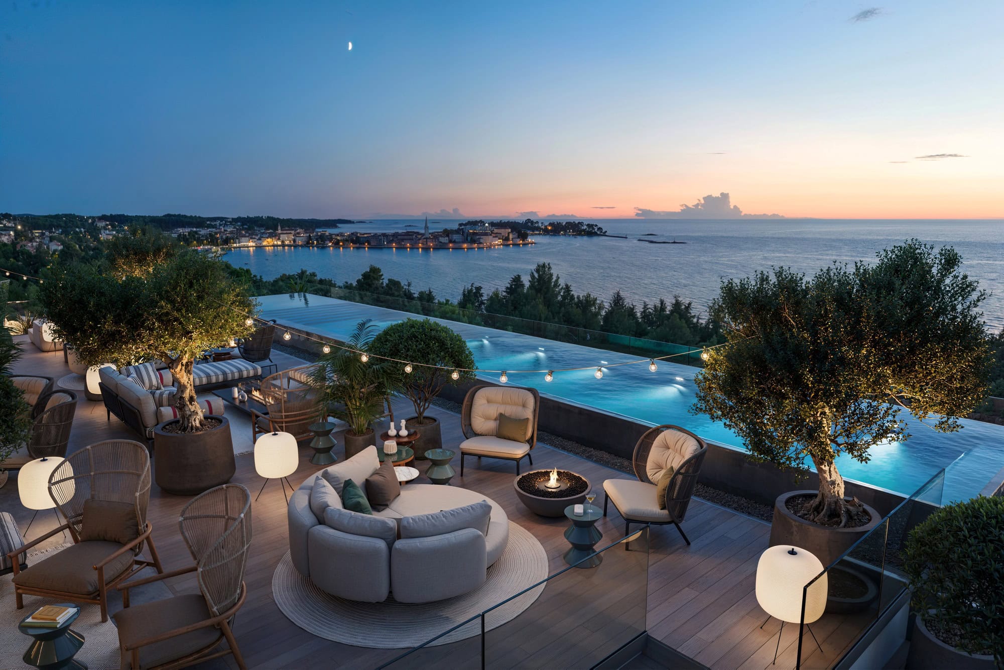 Rooftop-Pool des Pical Resort mit Liegen und Blick über Poreč