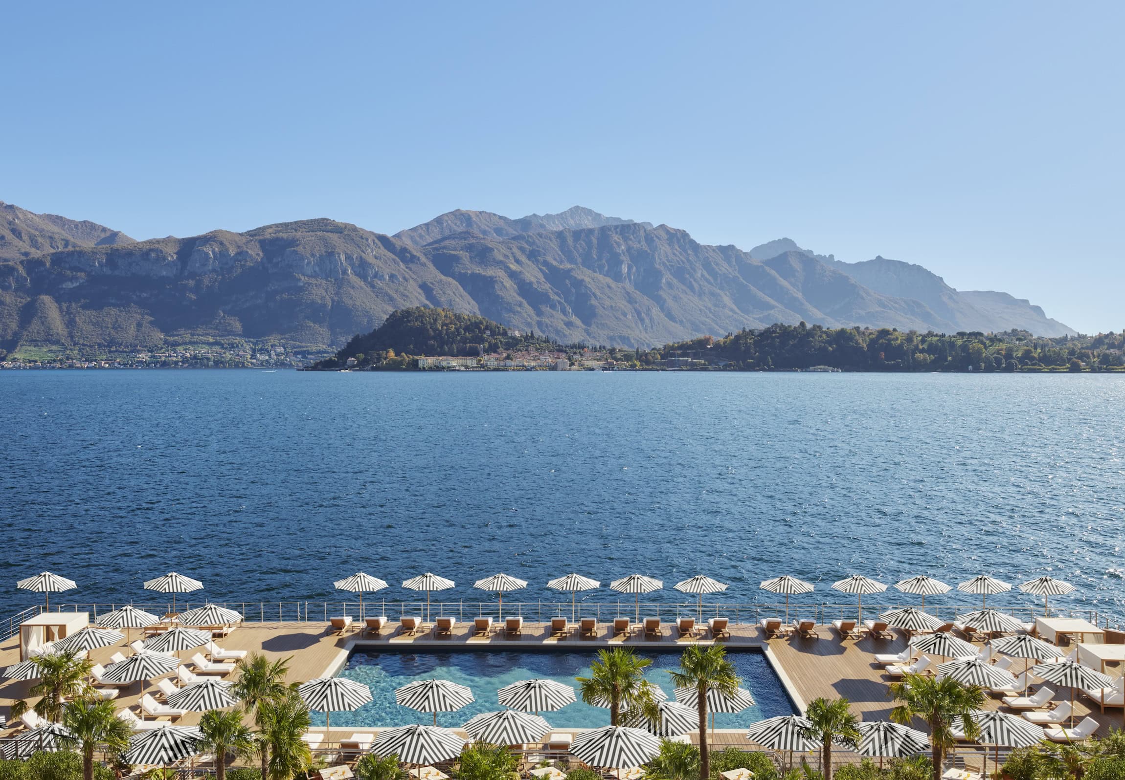 Der Pool des The Lake Come EDITION liegt direkt am See.