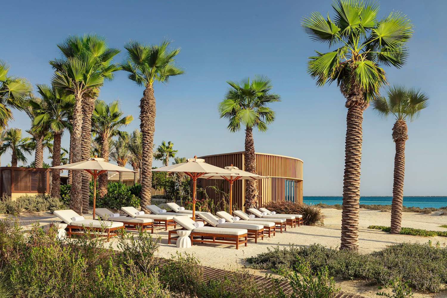 Liegen am Strand im The Red Sea EDITION, einem Hotel am Roten Meer in Saudi-Arabien