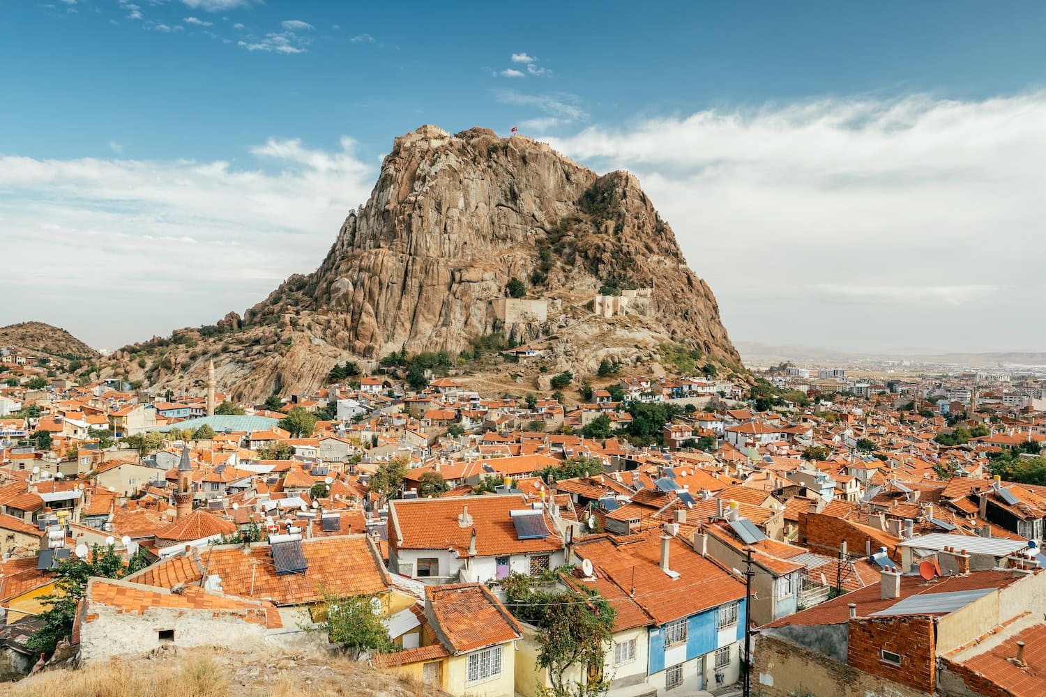 die Stadt Afyonkarahisar in der Türkei mit seinem hohen Felsen
