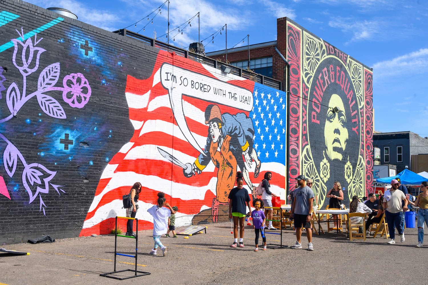 Menschen vor einer Graffiti-Wand in Denver