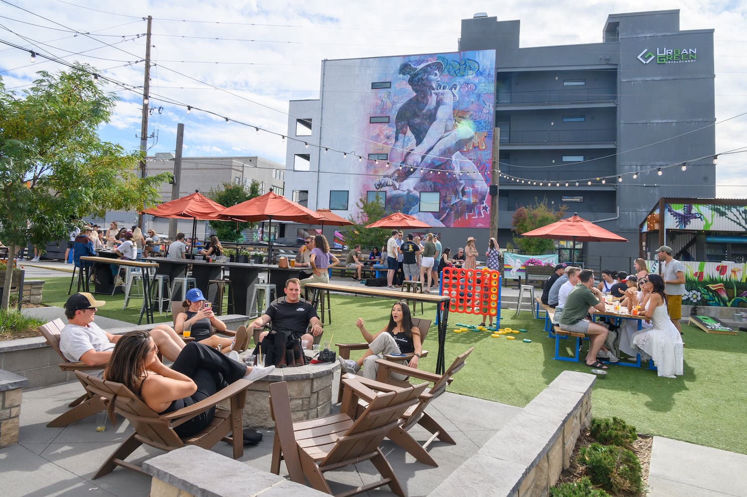 Menschen entspannten outdoor in einem Pub mit Graffitis im Hintergrund in Denver