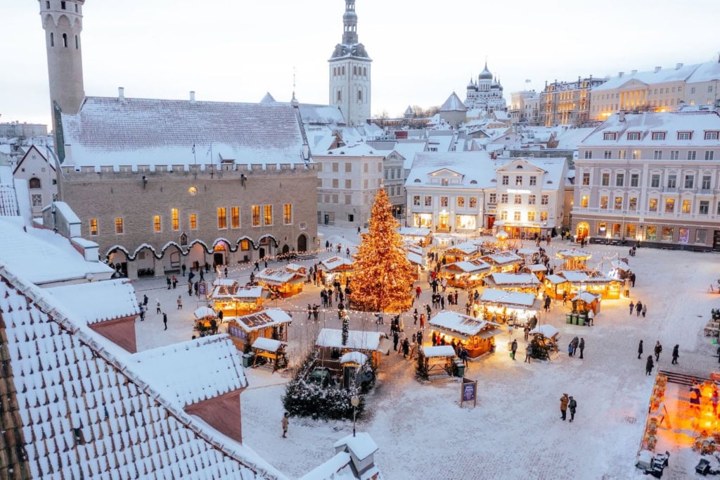Weihnachtsmarkt im verschneiten Tallinn
