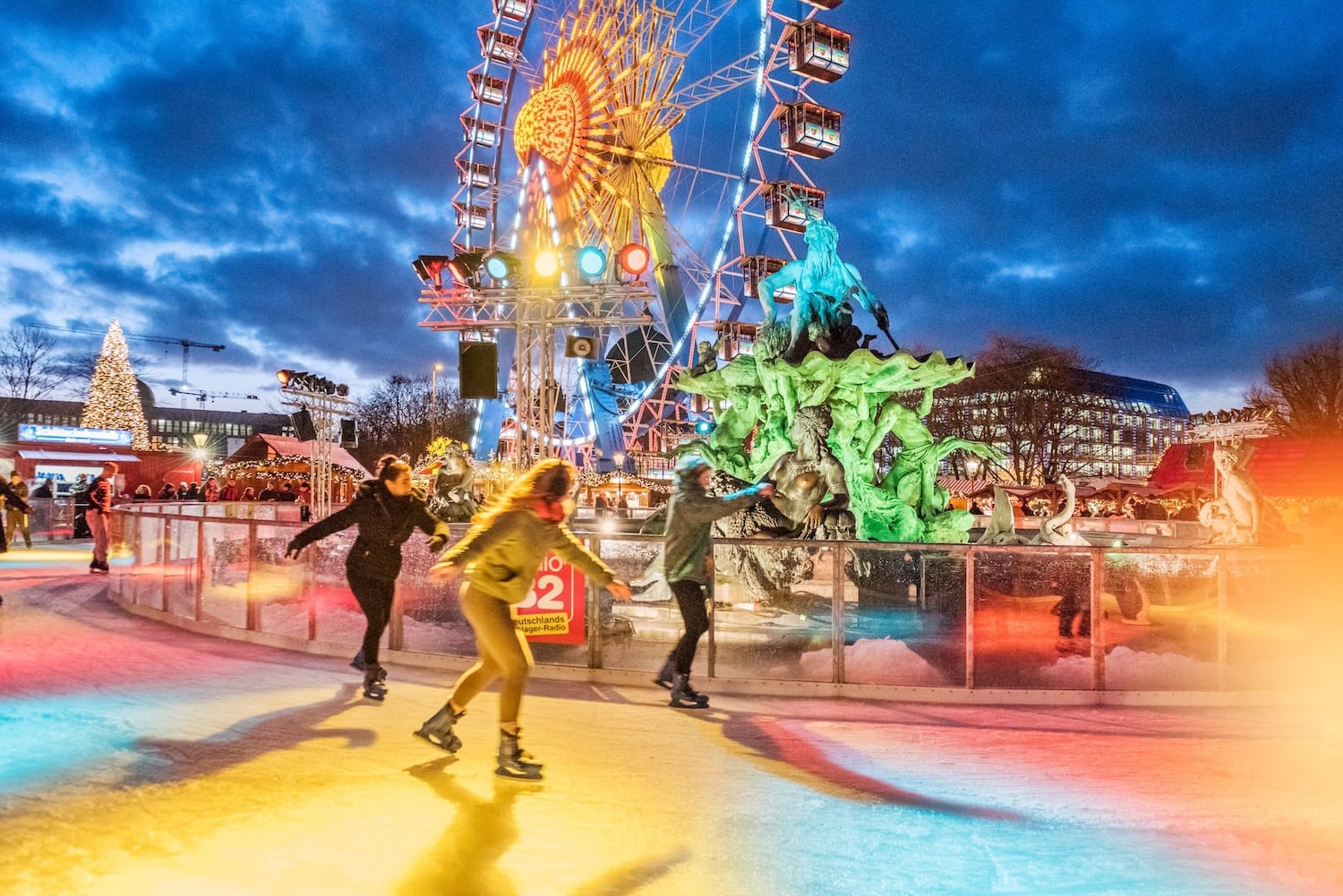Eislaufbahn auf einem Weihnachtsmarkt in Berlin