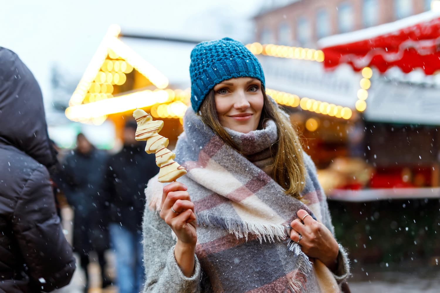 Frau auf dem Weihnachtsmarkt