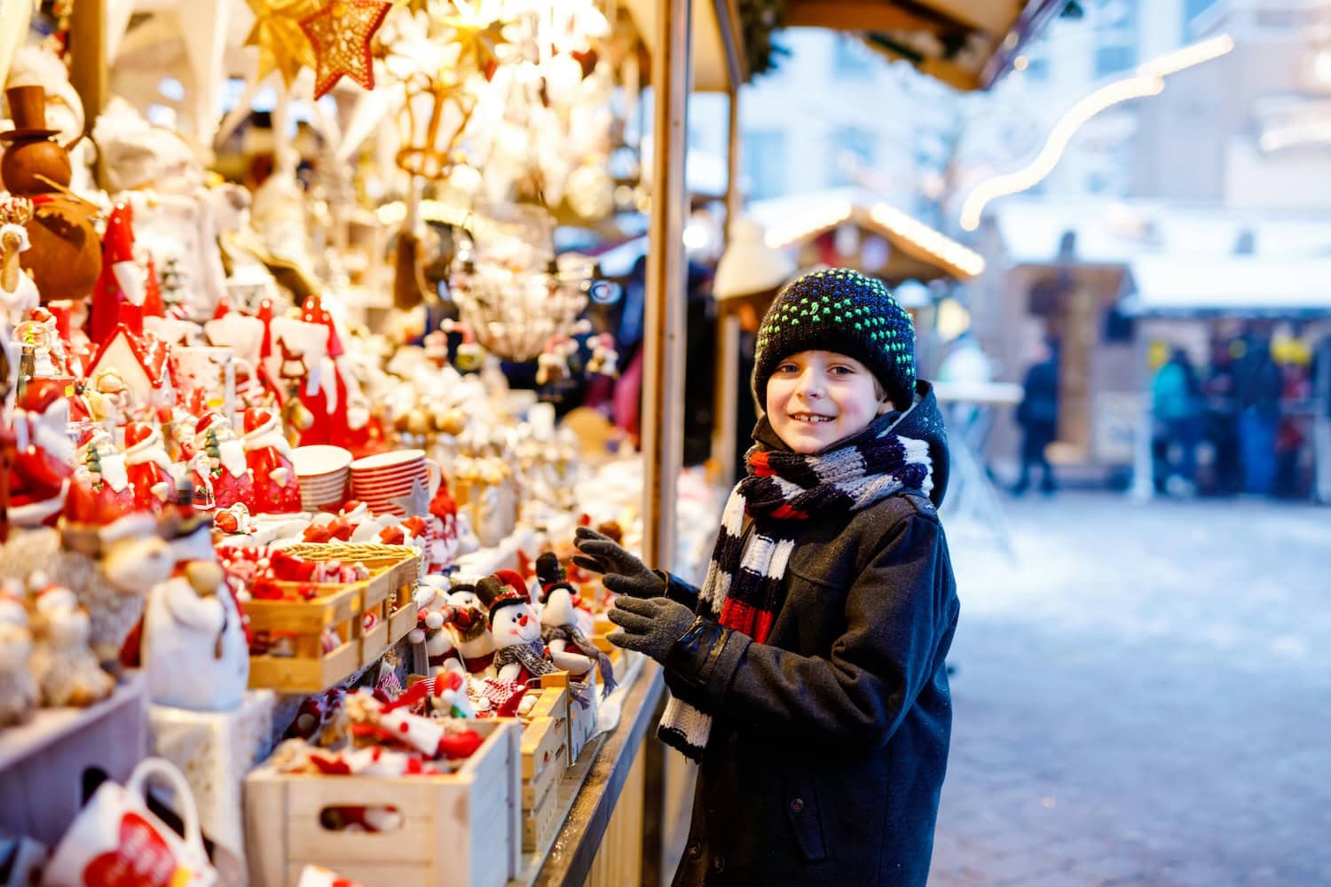 Junge auf dem Weihnachtsmarkt