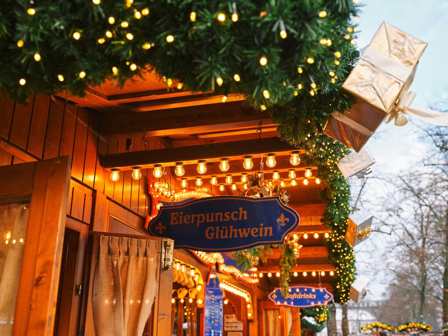 Glühwein und heiße Getränke an Ständen auf dem Weihnachtsmarkt