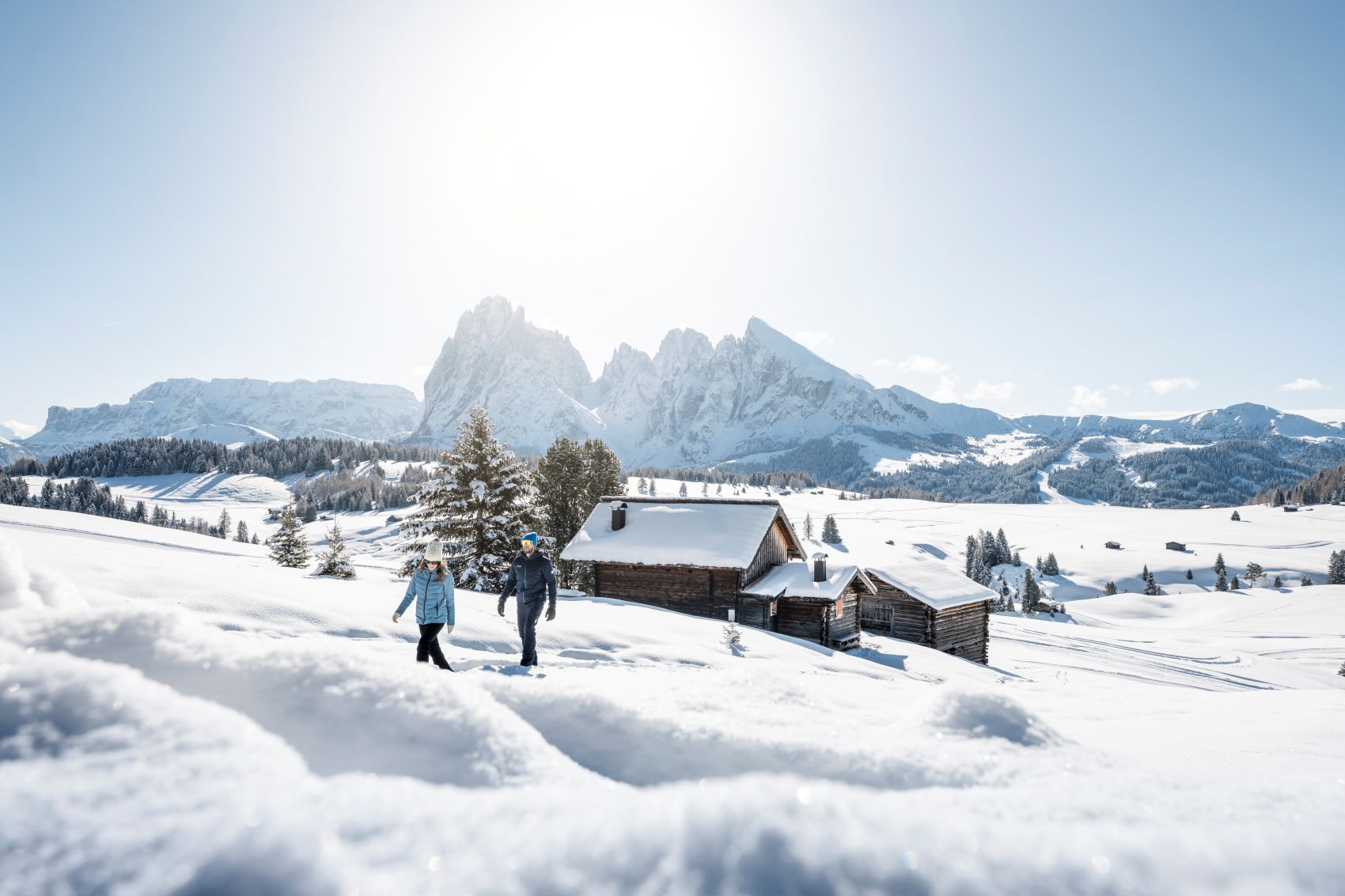 Mann und Frau beim Schneeschuhwandern in den Dolomiten