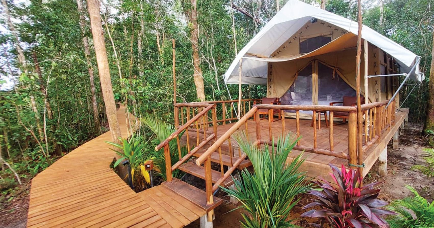 Zelt-Unterkunft und Terrasse im Cardamom Tented Camp, Kambodscha