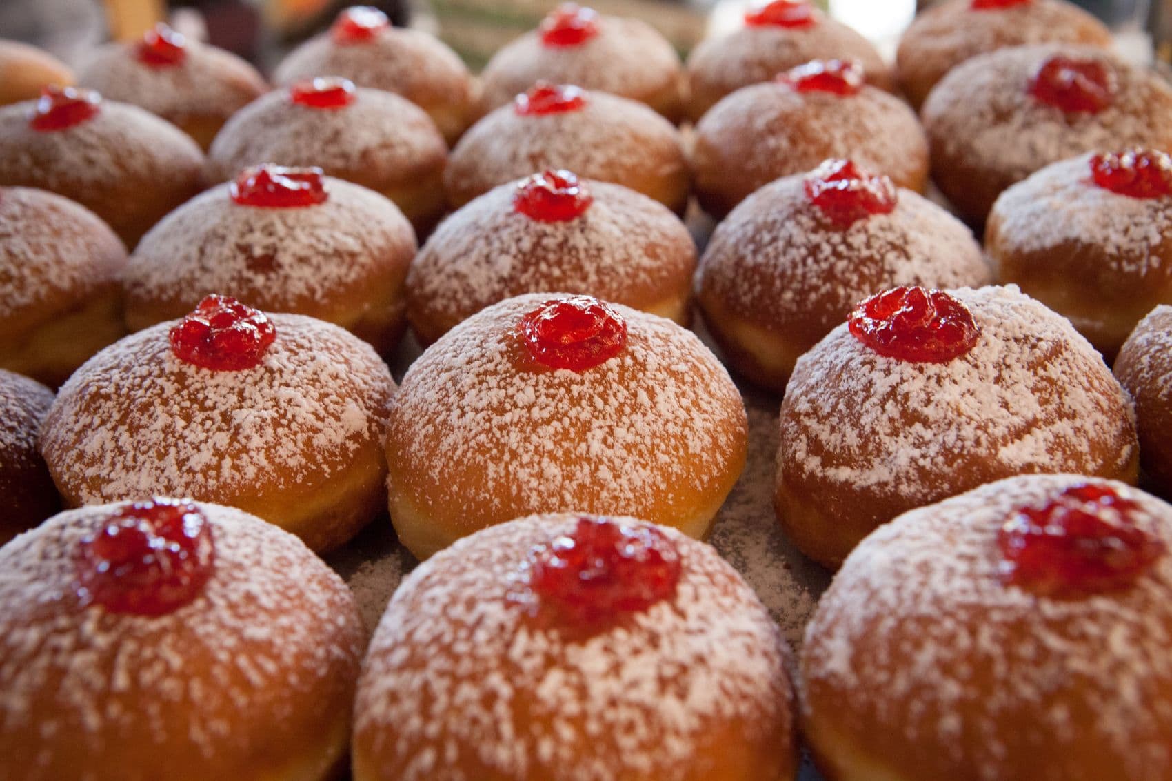 Nahaufnahme mehrerer Chanuka-Donuts