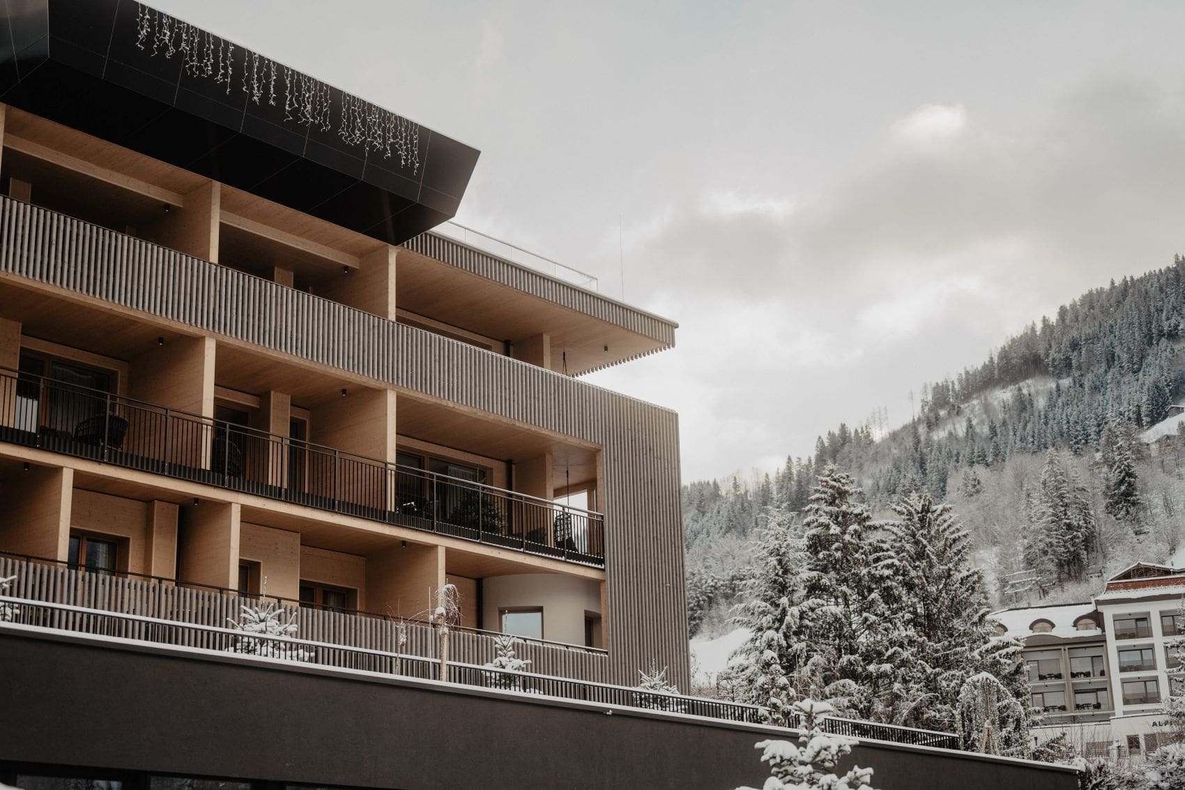 Außenansicht des Hotel Berghof im Winter
