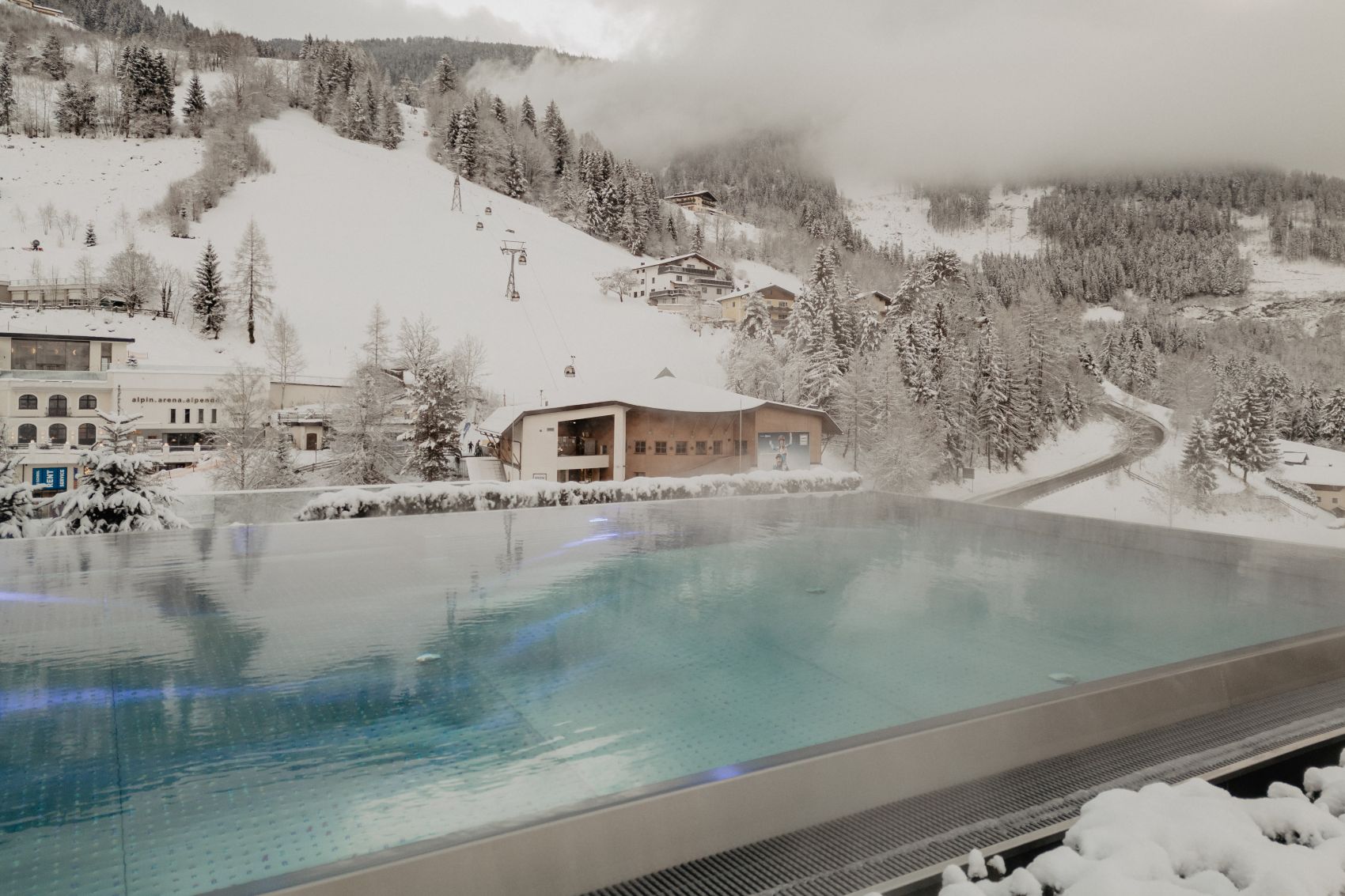 Außenpool des Hotel Berghof im Winter