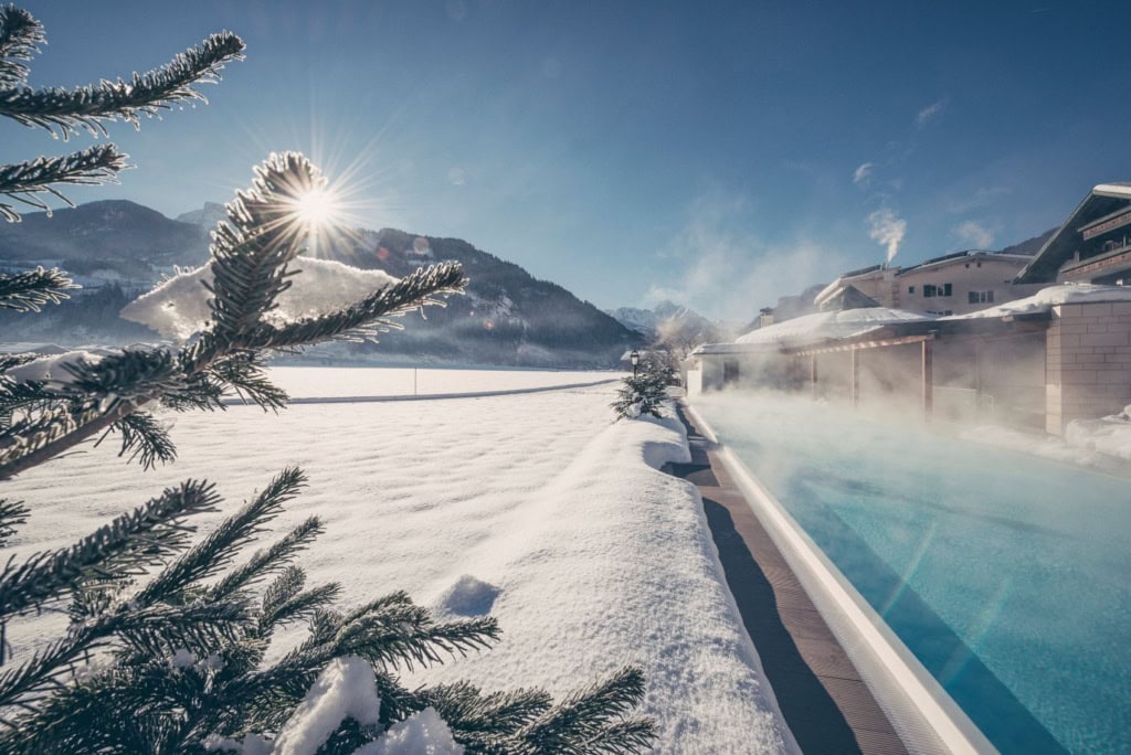 Außenpool des Hotel Theresa in Zell am Ziller im Winter