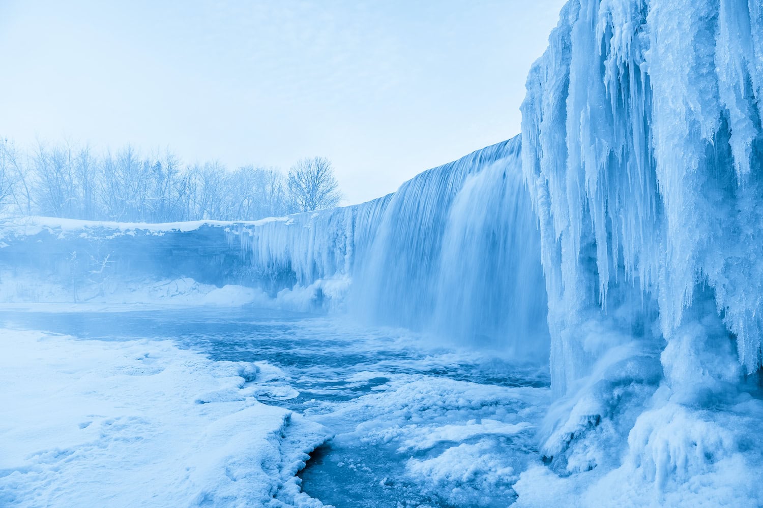 Vereister Wasserfall Jagala in Estland