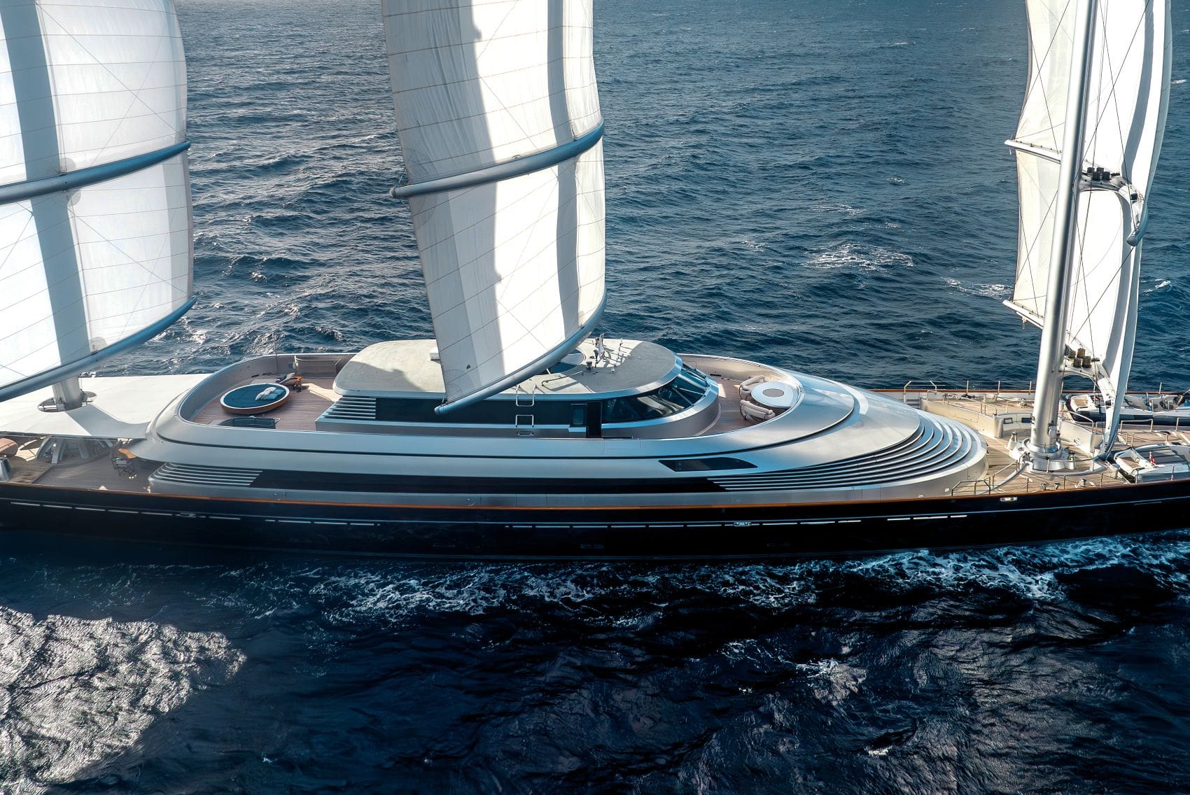 Drohnenaufnahme des Decks der Maltese Falcon 