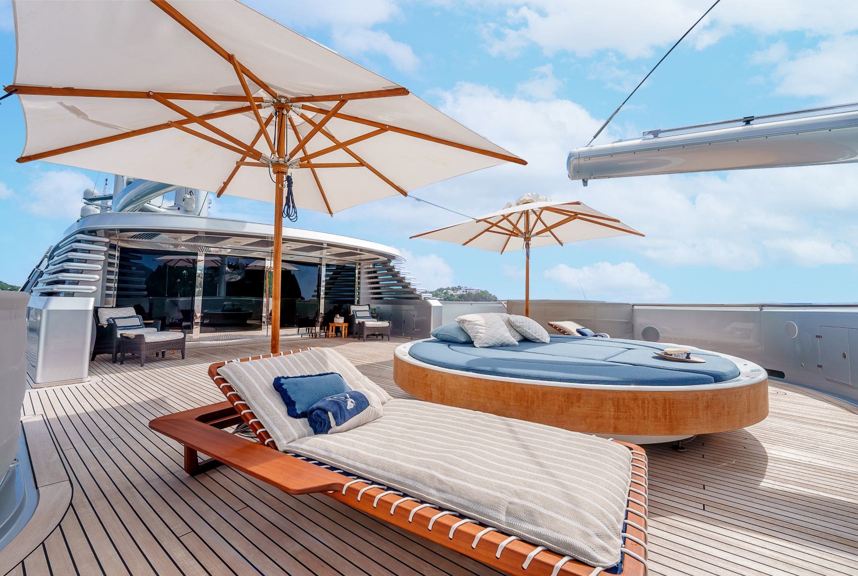 Liegen auf dem Sonnendeck der Maltese Falcon 