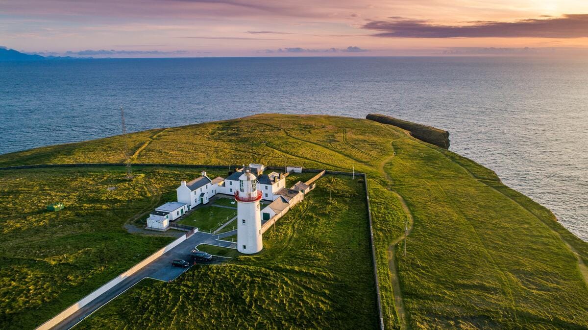 Loop Head Leuchtturm einsma gelegen auf einer Halbinsel.