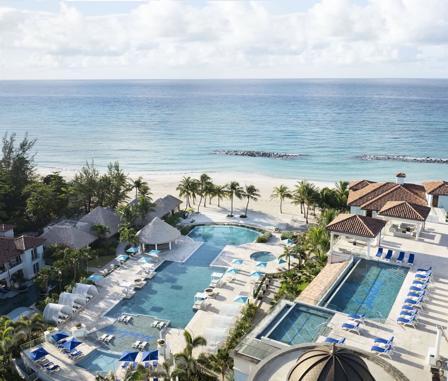 Sandals Resort in der Karibik. Infinity-Pool am Strand