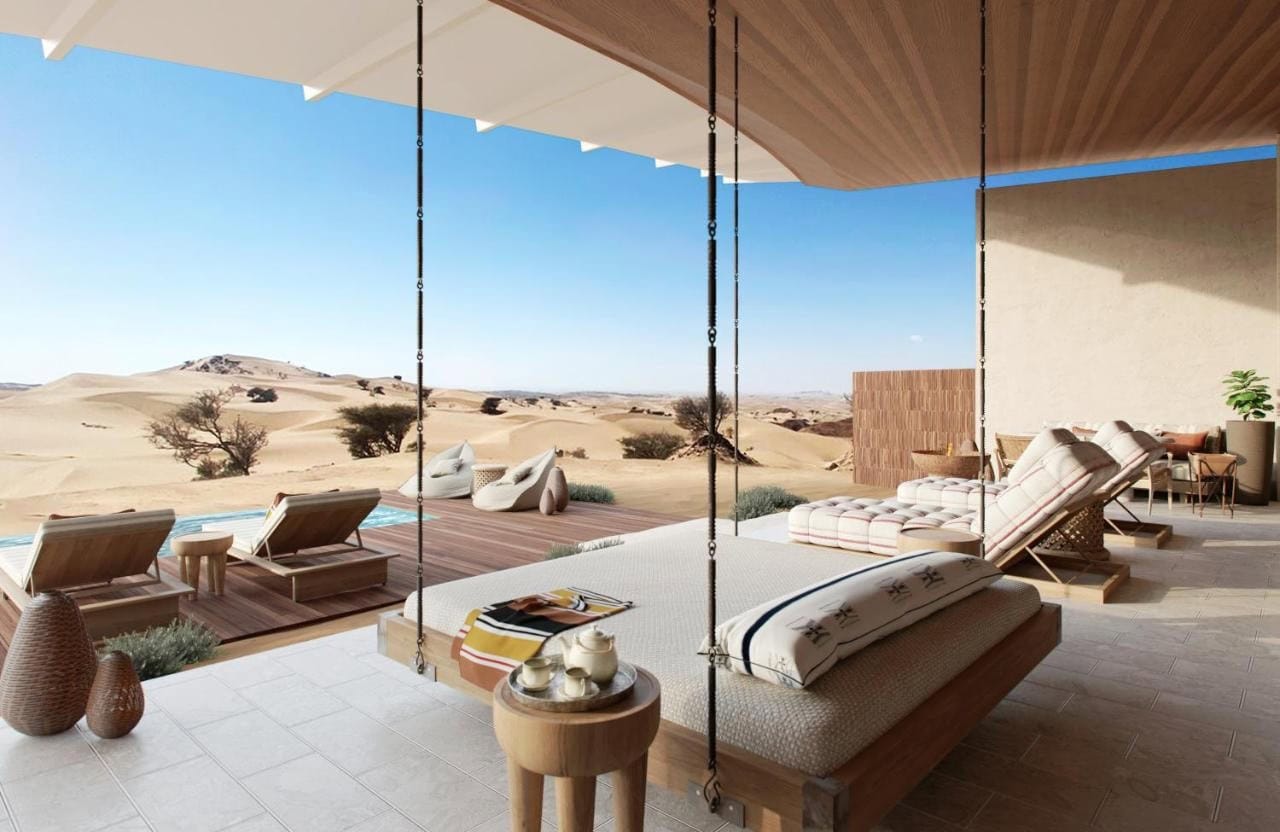 Six Senses Southern Dunes: Blick aus der Villa mit Liegen und eigenem Pool inmitten von Sandwüste