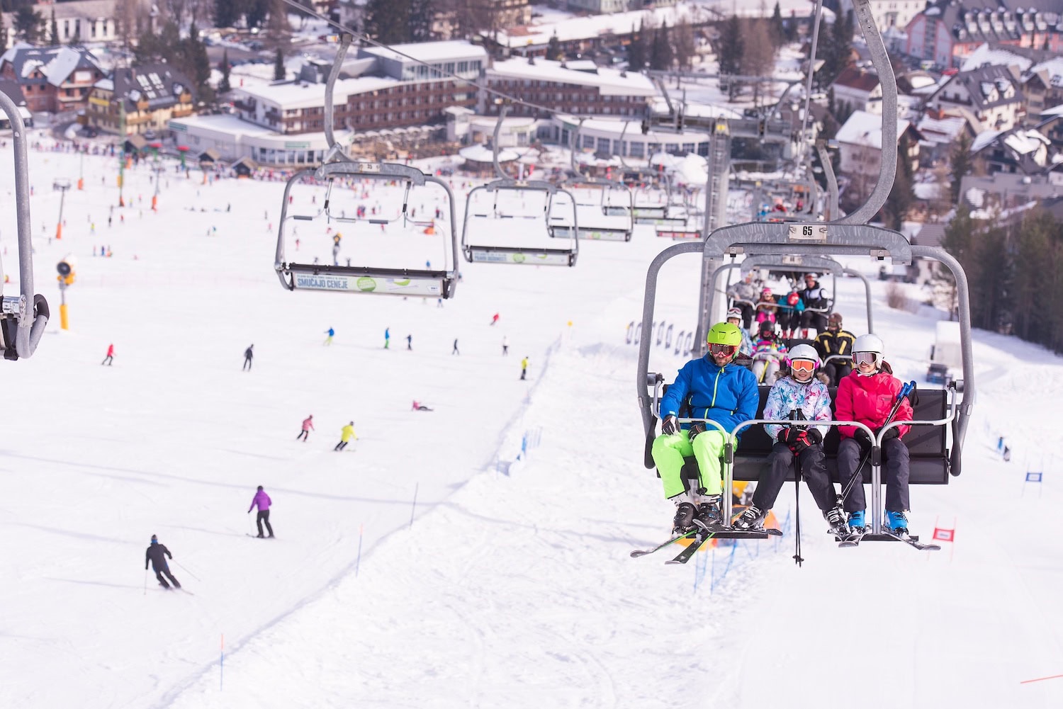 Familie beim Skifahren in Slowenien
