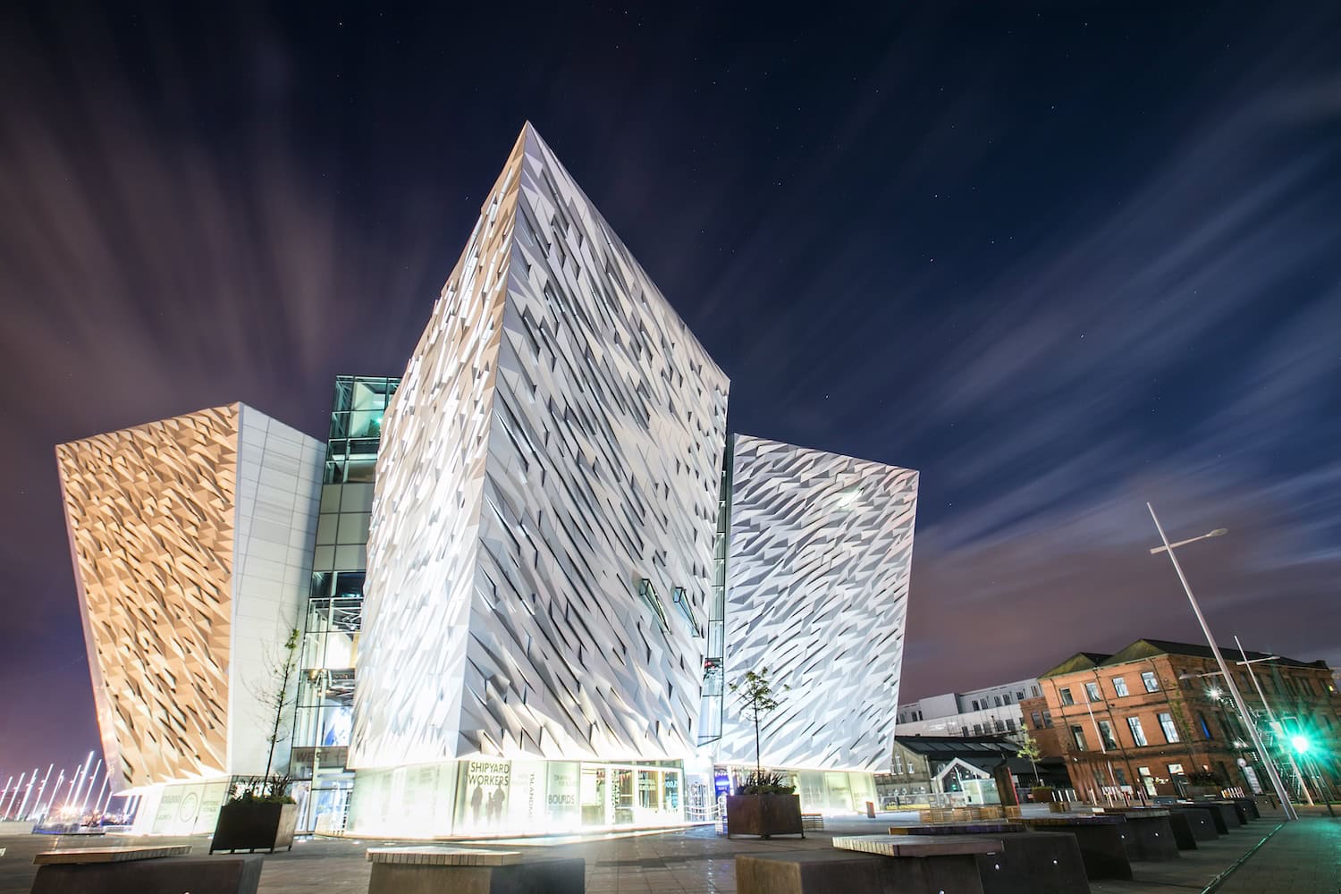 Das Titanic Museum in Belfast nachts angestrahlt.