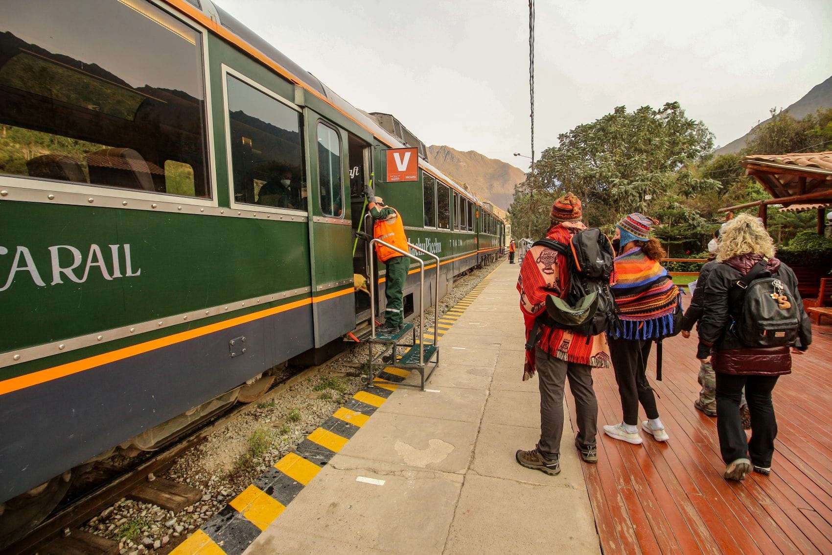 Touristenzug von Cusco nach Machu Picchu am Bahnhof Ollantaytambo