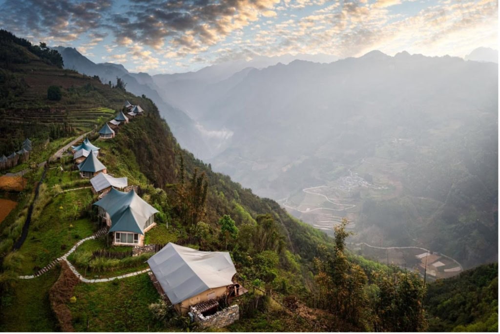 Außenansicht des Vinetree Yunnan-Vietnam Railway Tented Resort in China