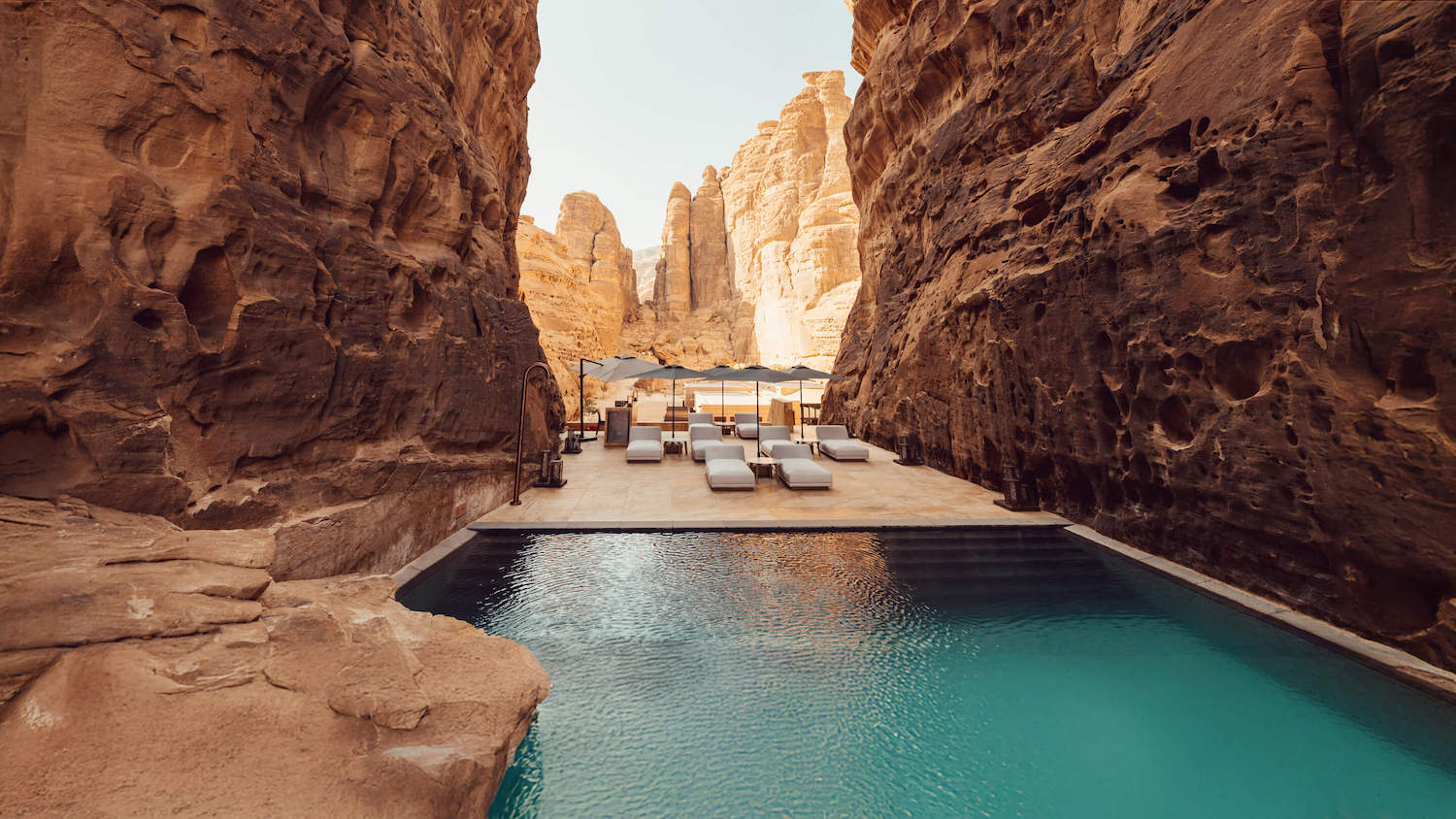 Bayan Tree: großer Pool inmitten hoher Felsen