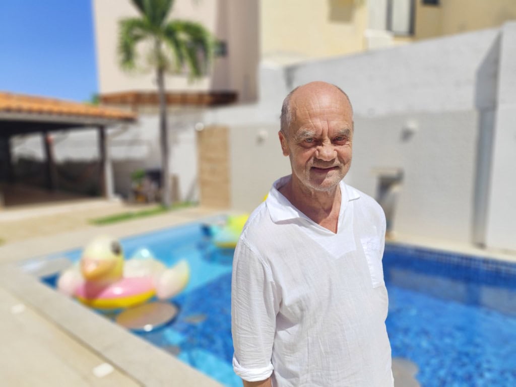 Corny Littmann vor dem Pool in der Villa Encantada in Salvador, Brasilien