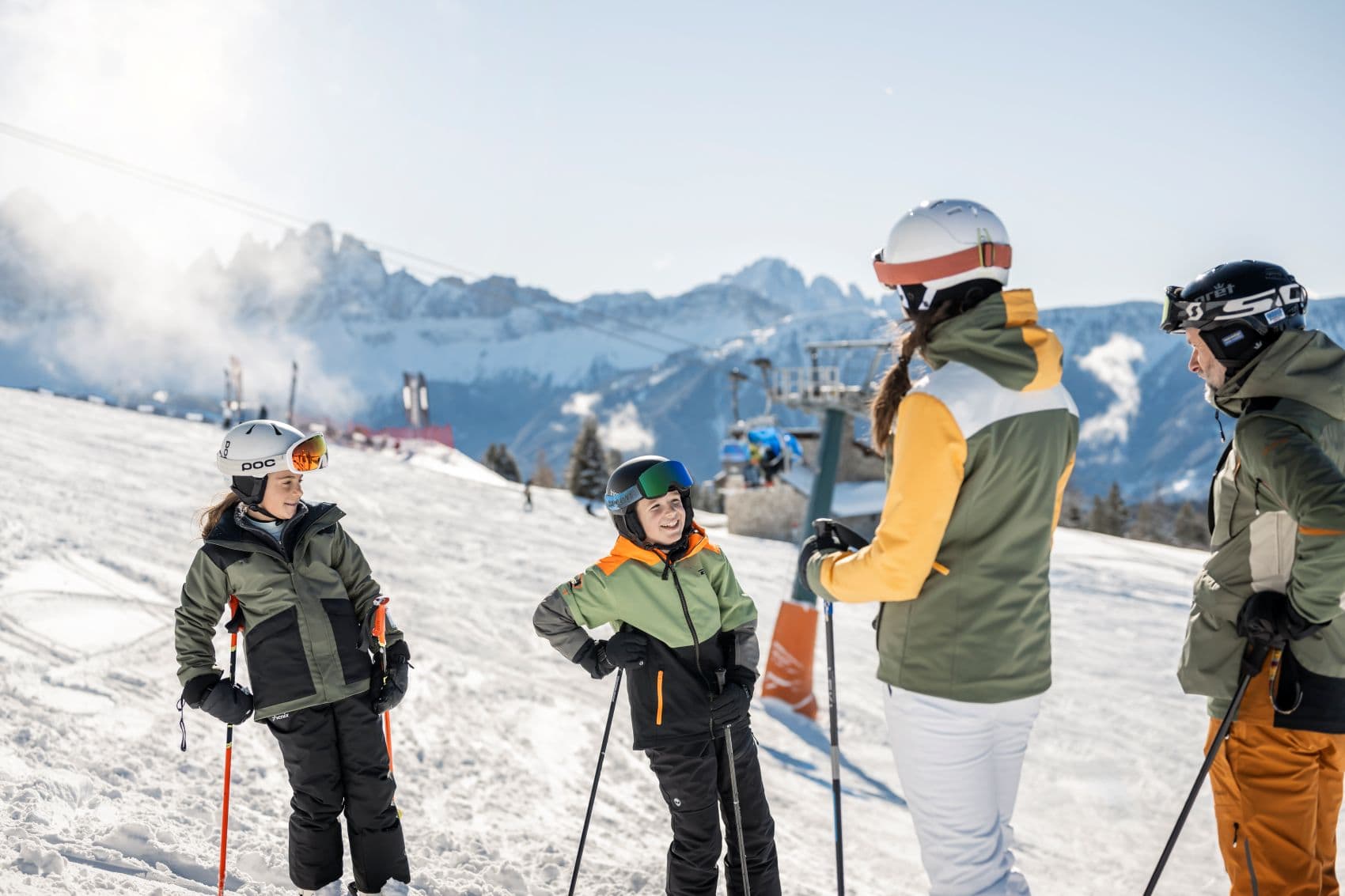 Familie im Skiurlaub in Südtirol