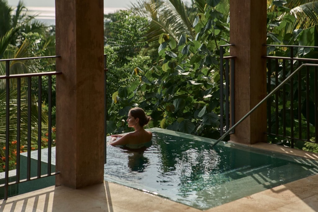 Frau genießt Ausblick im Privatpool des Siari Riviera Nayarit Ritz-Carlton Reserve