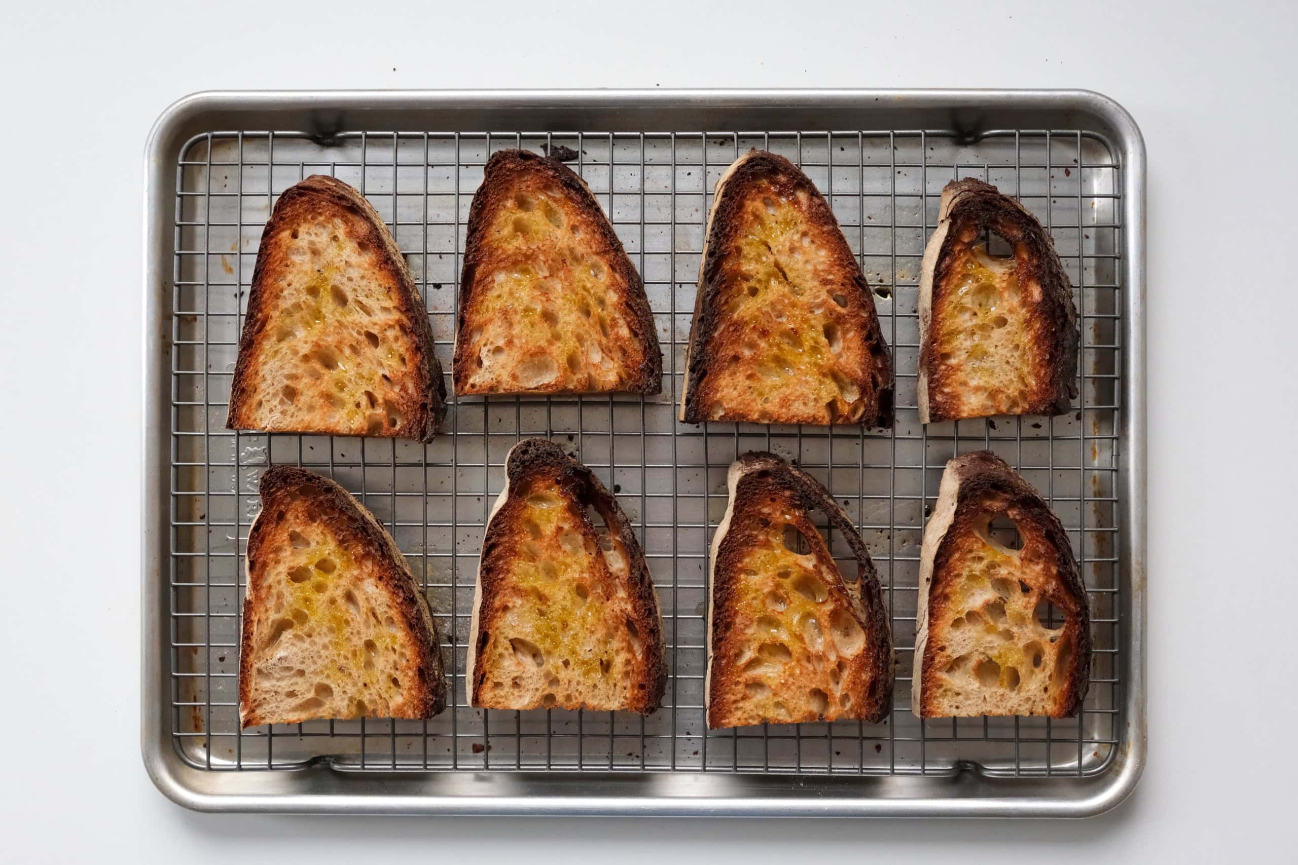 Geröstetes Brot auf einem Gitter.
