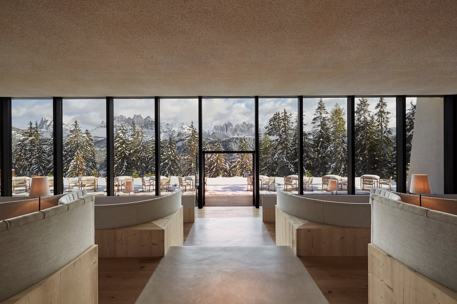 Restaurant im Forestis mit Blick auf die Berge