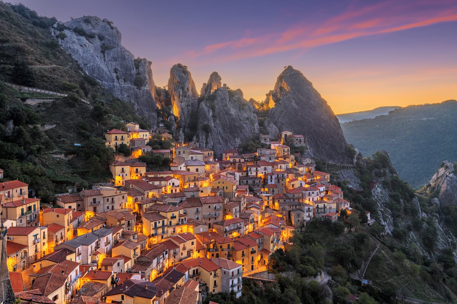 Das Bergdorf Castelmezzano im Abendlicht.
