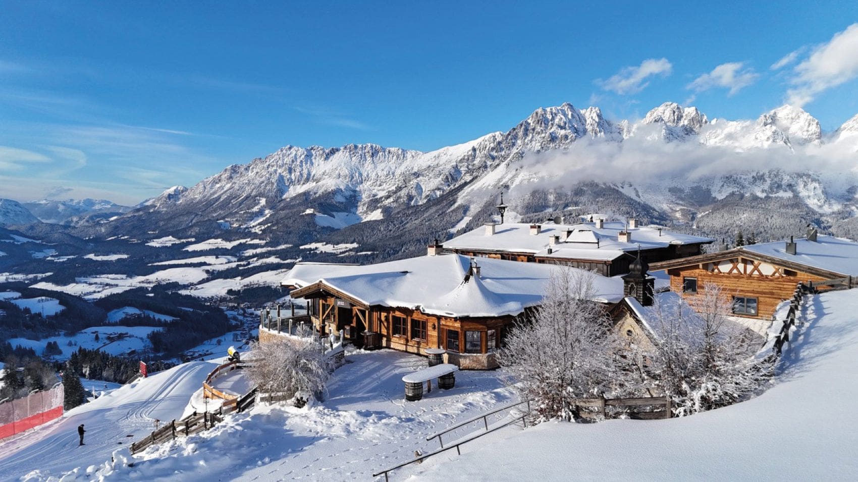 Panoramablick auf das jezz Alm Resort Ellmau im Winter