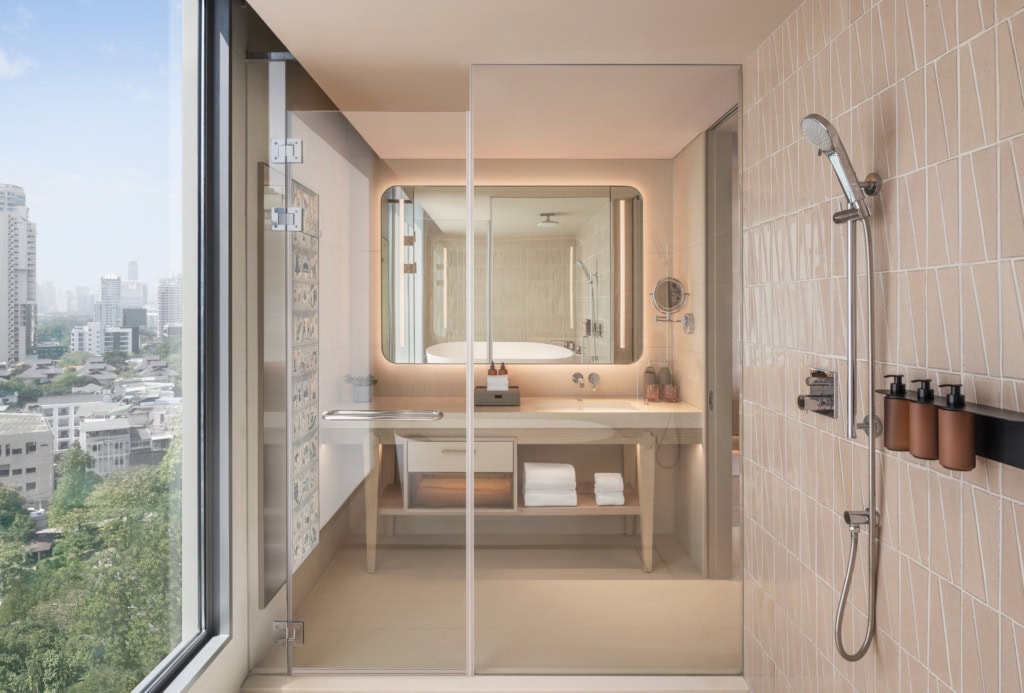 Ein Badezimmer im neuen Kromo Bangkok.