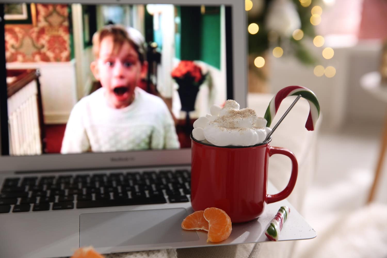 Kevin allein in New York läuft auf einem Laptop und ein weihnachtliches Getränk davor