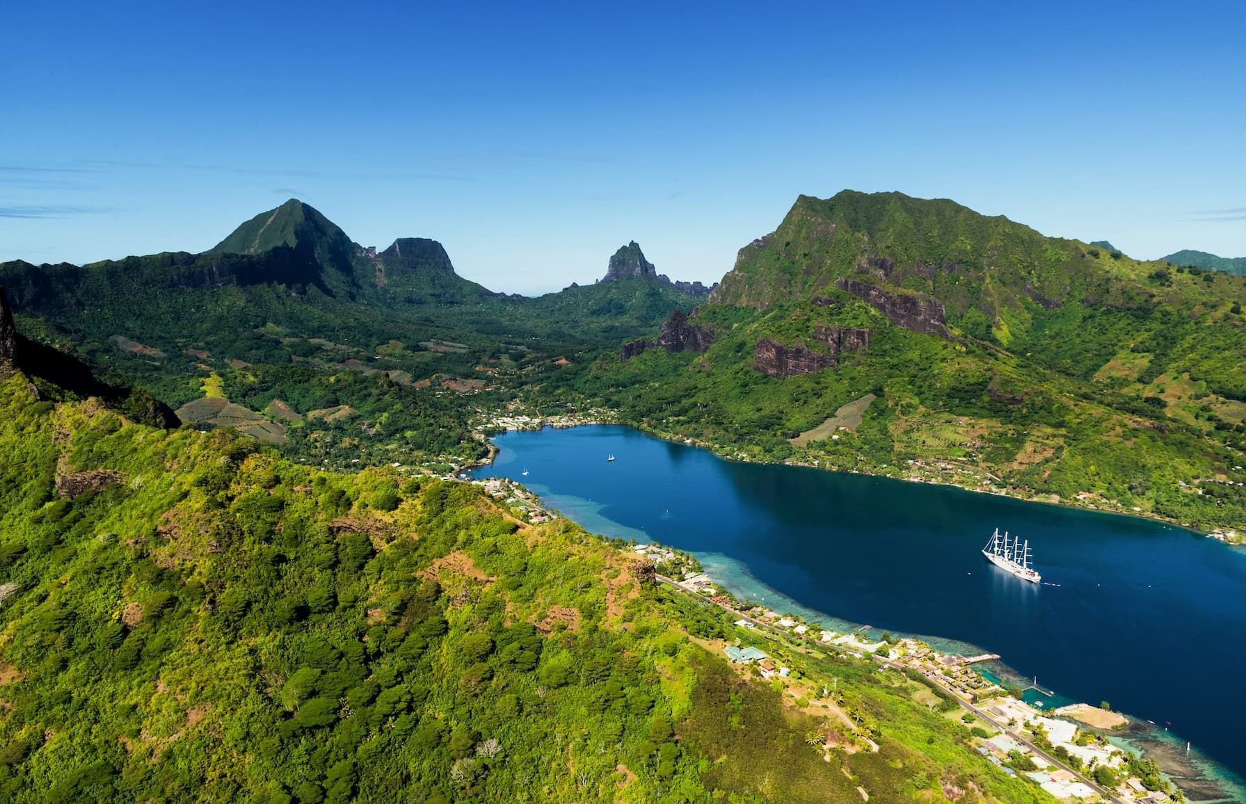 Ein Schiff vor Tahiti.