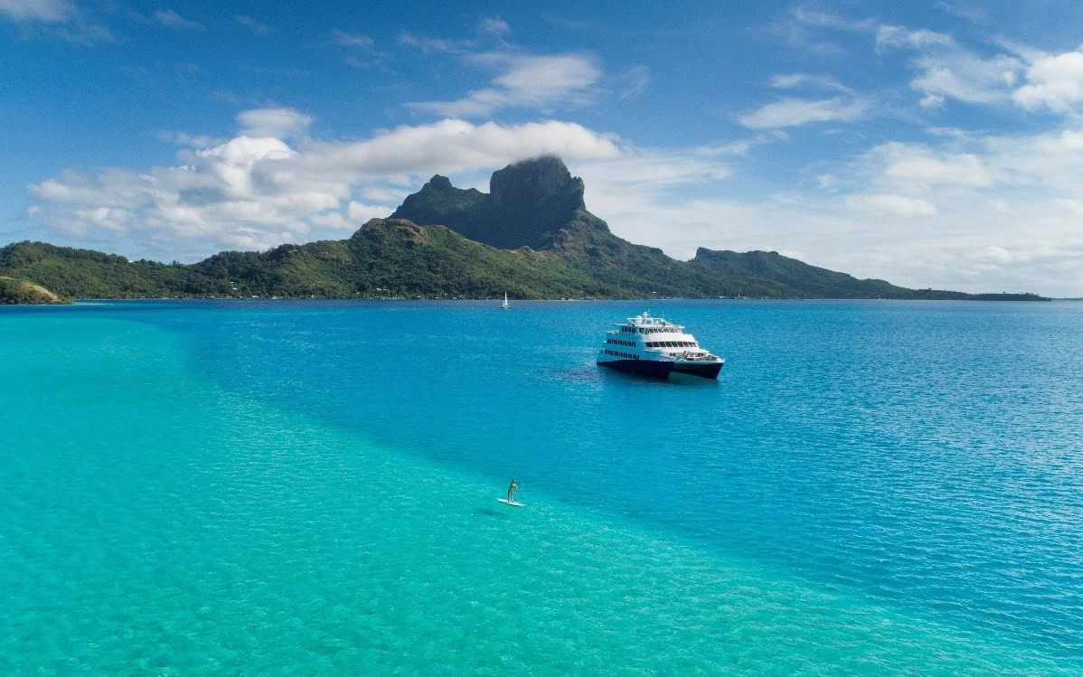 Ein Kreuzfahrtschiff in der Südsee.