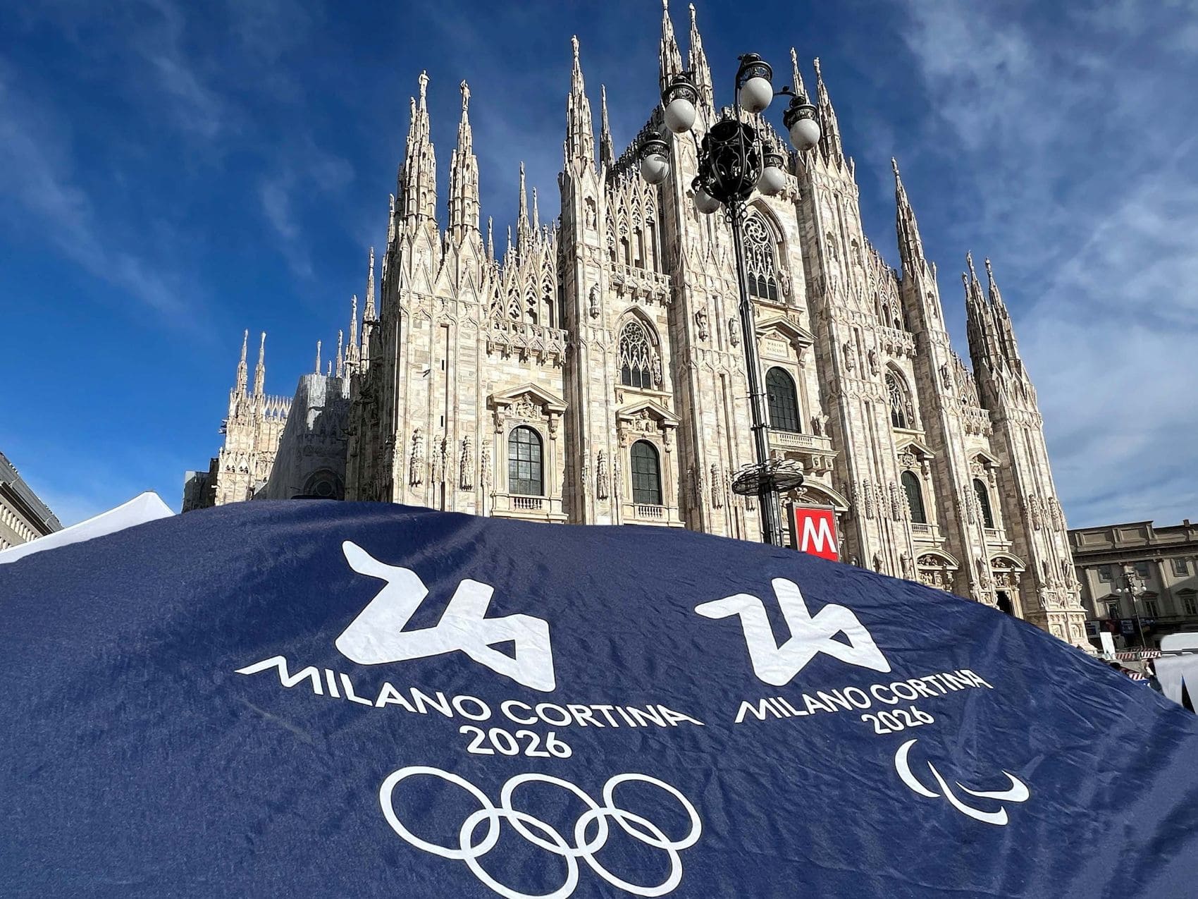 Banner der Olympischen Winterspiele vor dem Mailänder Dom 