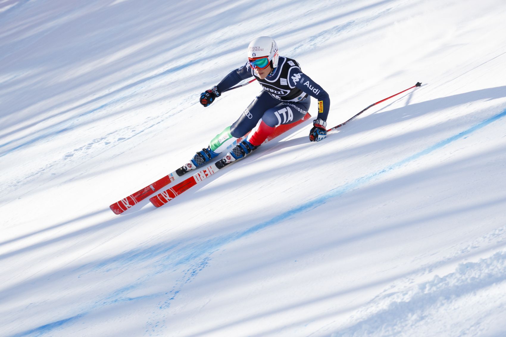 Eine Profi-Skifahrerin rast eine Piste runter 