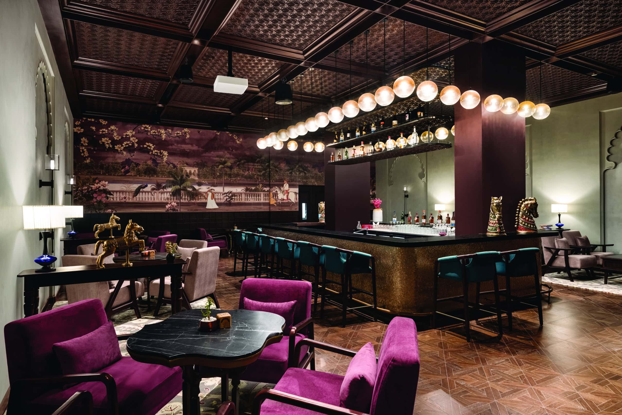 Die Pyaala Bar im neuen Wyndham Grand Udaipur Fateh Sagar Lake in der Region Rajasthan