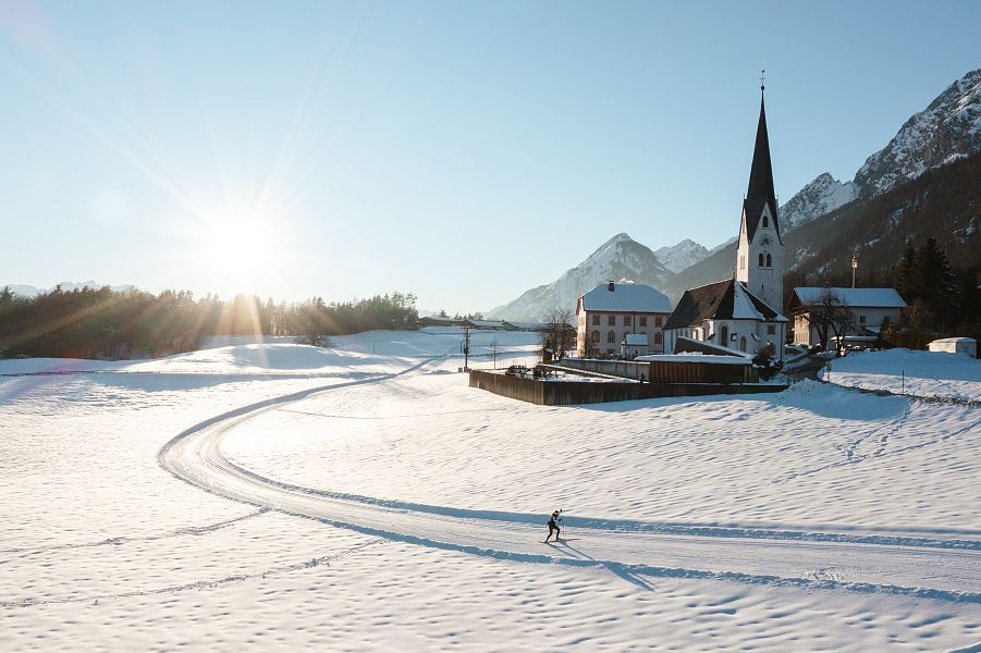 Langlaufen bei Sonnenschein in Tirol