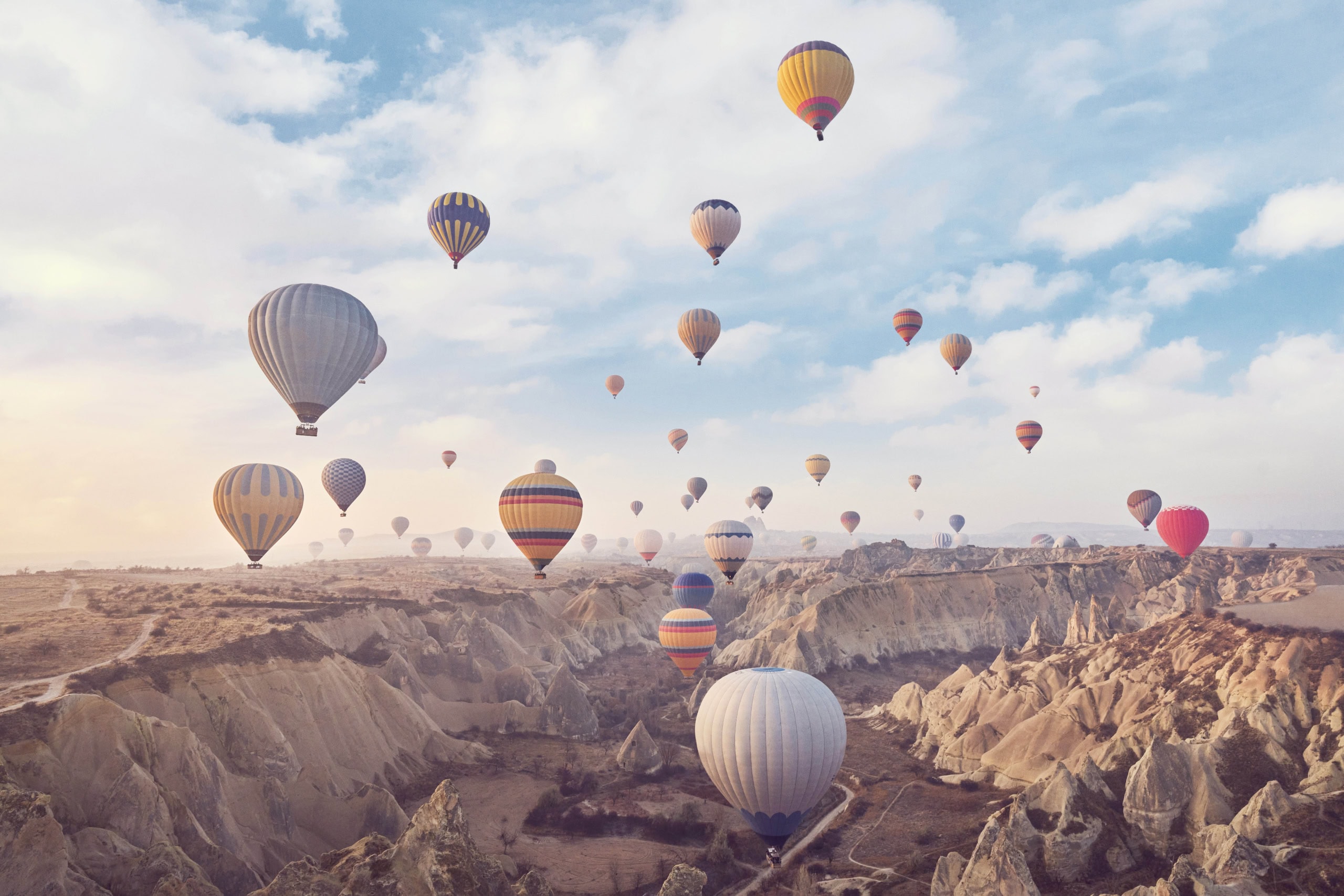 Heißluftballons über den Bergen in Kappadokien