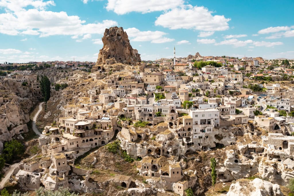 das Felsendorf Ortahisar in der Türkei