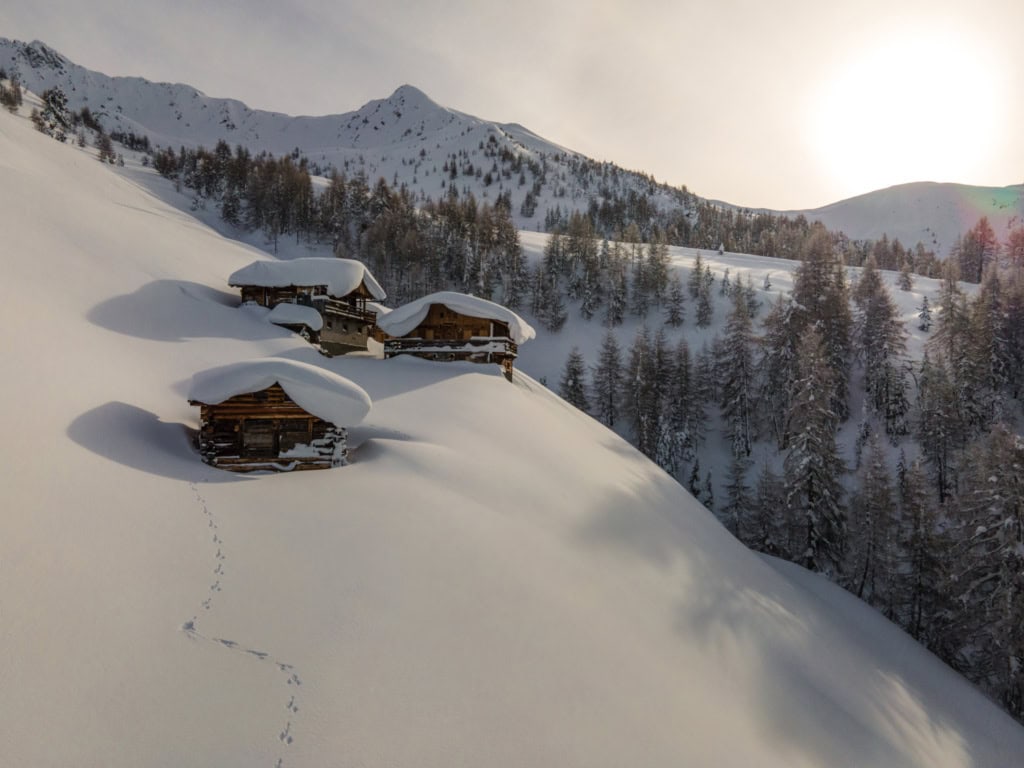 Schnee liegt auf der Kadermäder Alm.