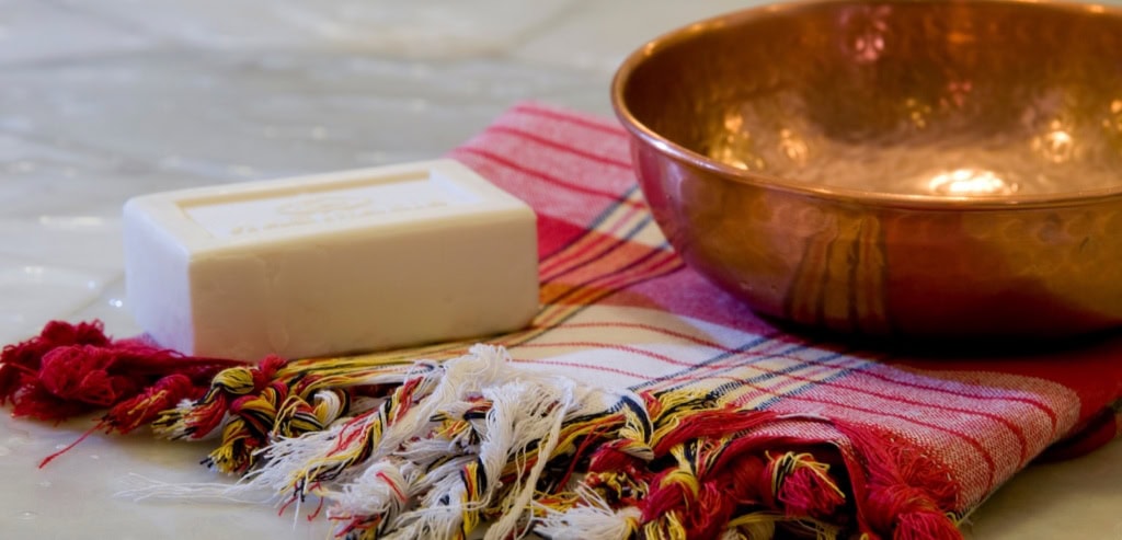 Seife, Kuperschale und tradtionell kariertes Handtuch im türkischen Hamam