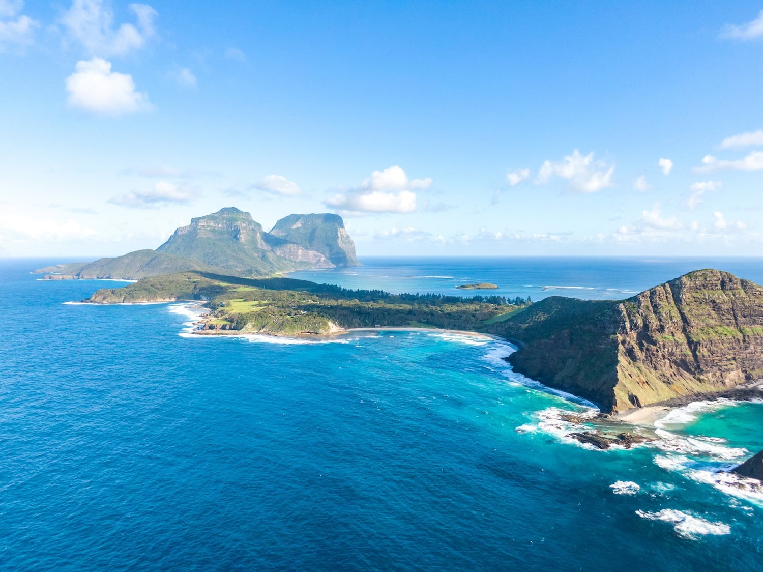 Lord Howe Island in Australien, eine Insel mit Bergen inmitten des blauen Meeres. Zwei Inselteile, die durch einen langen Felsen miteinander verbunden sind.